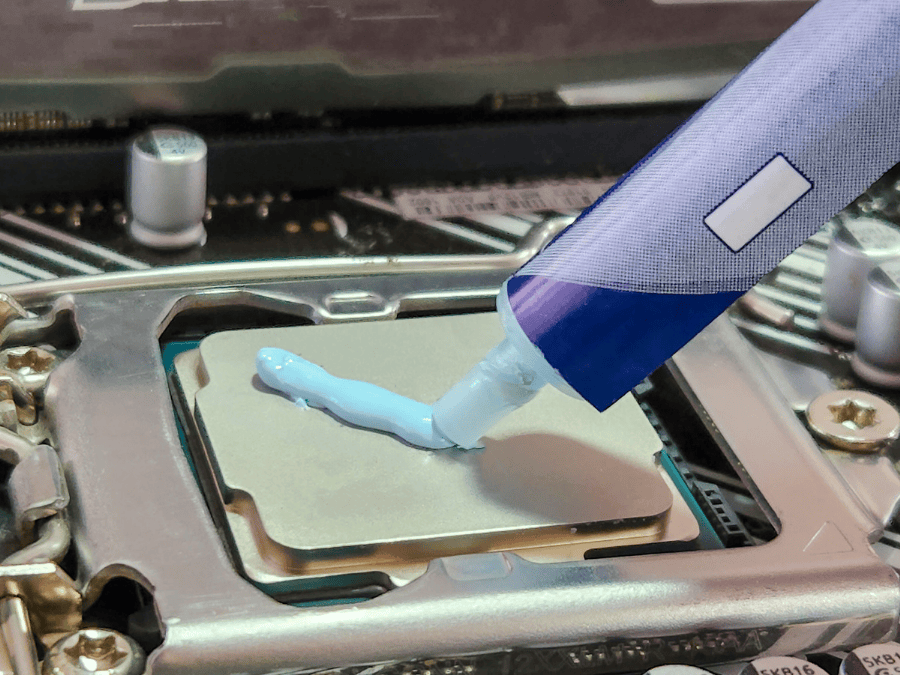 Técnico aplicando pasta térmica nueva a un procesador